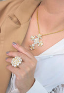 Colar Prece de crucifixo com strass cristal e pérolas no banho dourado