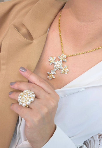 Colar Prece de crucifixo com strass cristal e pérolas no banho dourado