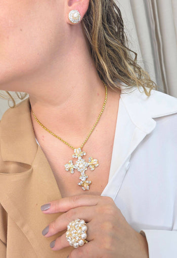 Colar Prece de crucifixo com strass cristal e pérolas no banho dourado