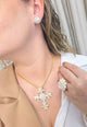 Colar Prece de crucifixo com strass cristal e pérolas no banho dourado