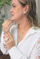 Colar Prece de crucifixo com strass cristal e pérolas no banho dourado
