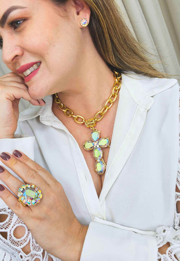 Colar Ester boreal com crucifixo de pedras furta cor banhado no dourado