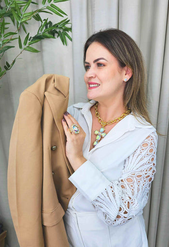 Colar Ester boreal com crucifixo de pedras furta cor banhado no dourado