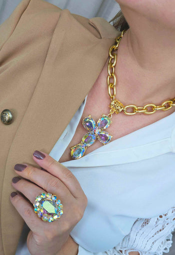 Colar Ester boreal com crucifixo de pedras furta cor banhado no dourado