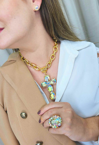 Colar Ester boreal com crucifixo de pedras furta cor banhado no dourado