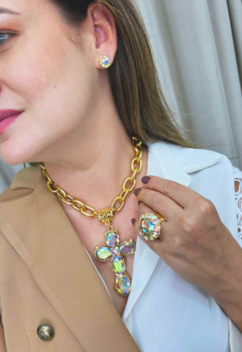 Colar Ester boreal com crucifixo de pedras furta cor banhado no dourado