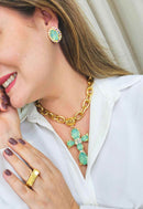 Colar Ester menta com crucifixo de pedras menta e boreal banhado no dourado