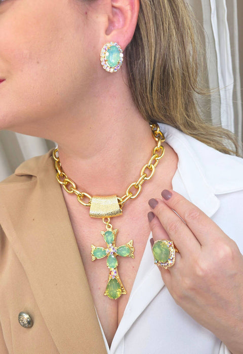 Colar Ester menta com crucifixo de pedras menta e boreal banhado no dourado