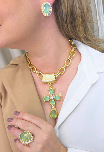 Colar Ester menta com crucifixo de pedras menta e boreal banhado no dourado