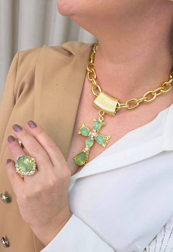 Colar Ester menta com crucifixo de pedras menta e boreal banhado no dourado