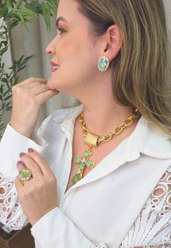Colar Ester menta com crucifixo de pedras menta e boreal banhado no dourado