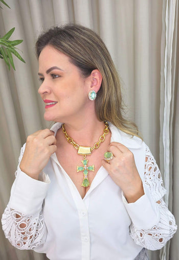 Colar Ester menta com crucifixo de pedras menta e boreal banhado no dourado