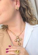 Colar Madeline Gold com pingente de cruz perolas e pedras douradas banhado no dourado