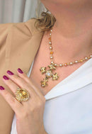 Colar Madeline Gold com pingente de cruz perolas e pedras douradas banhado no dourado