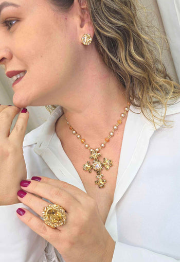 Colar Madeline Gold com pingente de cruz perolas e pedras douradas banhado no dourado