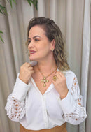 Colar Madeline Gold com pingente de cruz perolas e pedras douradas banhado no dourado