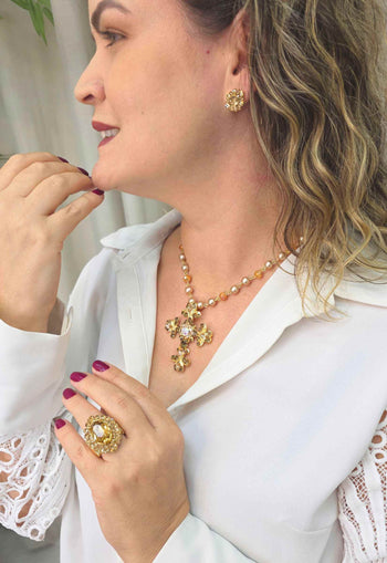 Colar Madeline Gold com pingente de cruz perolas e pedras douradas banhado no dourado