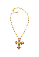 Colar Madeline Gold com pingente de cruz perolas e pedras douradas banhado no dourado