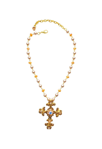 Colar Madeline Gold com pingente de cruz perolas e pedras douradas banhado no dourado