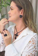 Colar Crucifixo Rosane com cristais e pedras pretas banhado no grafite