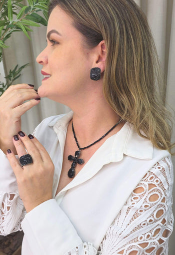 Colar Crucifixo Rosane com cristais e pedras pretas banhado no grafite