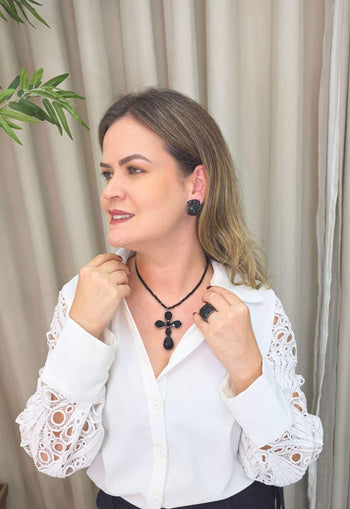 Colar Crucifixo Rosane com cristais e pedras pretas banhado no grafite