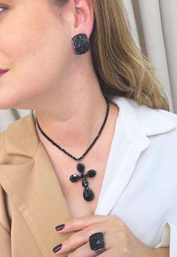 Colar Crucifixo Rosane com cristais e pedras pretas banhado no grafite