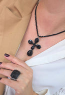 Colar Crucifixo Rosane com cristais e pedras pretas banhado no grafite