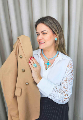 Colar Oásis com pingente de crucifixo de pedras azuis banhado no dourado