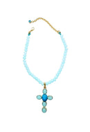 Colar Oásis com pingente de crucifixo de pedras azuis banhado no dourado