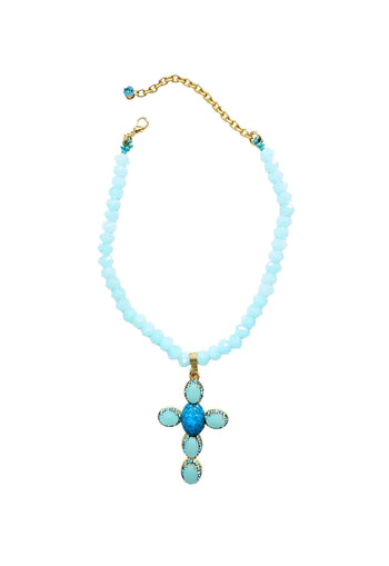 Colar Oásis com pingente de crucifixo de pedras azuis banhado no dourado