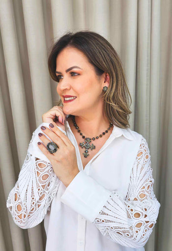 Colar Madeline ouro velho de crucifixo com pedras hematite