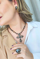 Colar Madeline ouro velho de crucifixo com pedras hematite