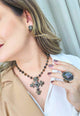 Colar Madeline ouro velho de crucifixo com pedras hematite