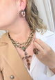 Colar Leda ouro velho com maxi cruz com pedras rose e corrente cadeado no banho ouro velho