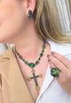 Colar Cindy com pingente de crucifixo de pedras verdes banhado no ouro velho