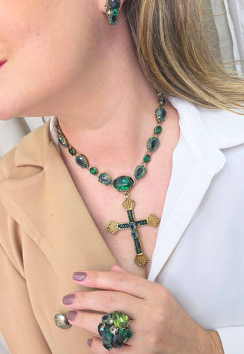 Colar Cindy com pingente de crucifixo de pedras verdes banhado no ouro velho