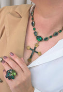 Colar Cindy com pingente de crucifixo de pedras verdes banhado no ouro velho