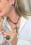 Colar Cindy com pingente de crucifixo de pedras verdes banhado no ouro velho