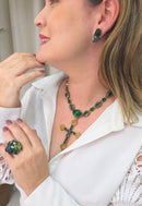 Colar Cindy com pingente de crucifixo de pedras verdes banhado no ouro velho