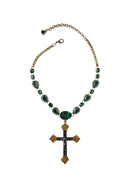Colar Cindy com pingente de crucifixo de pedras verdes banhado no ouro velho