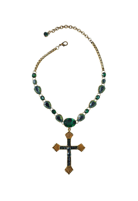 Colar Cindy com pingente de crucifixo de pedras verdes banhado no ouro velho