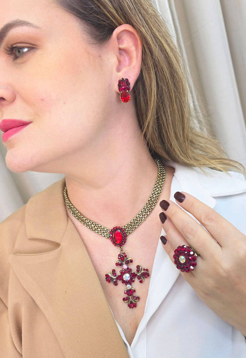 Colar Maria da Conceição com pingente de cruz vermelho e venezianas ouro velho