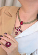 Colar Maria da Conceição com pingente de cruz vermelho e venezianas ouro velho