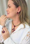 Colar Maria da Conceição com pingente de cruz vermelho e venezianas ouro velho
