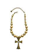 Crucifixo Ravena: Religioso com Pérolas Verdes no Ouro Velho | Sahara Acessórios