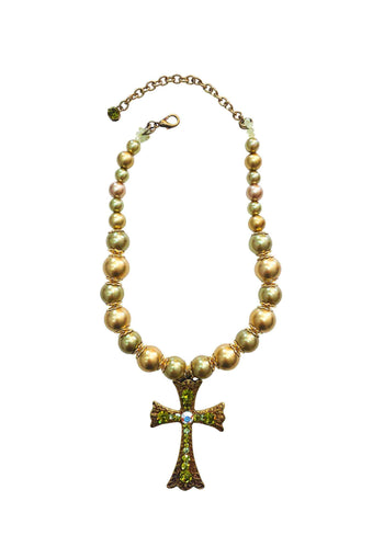 Crucifixo Ravena: Religioso com Pérolas Verdes no Ouro Velho | Sahara Acessórios