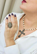 Colar de crucifixo Wendy de pérolas e pingente ouro velho