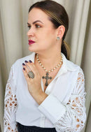 Colar de crucifixo Wendy de pérolas e pingente ouro velho