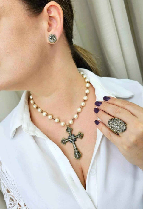 Colar de crucifixo Wendy de pérolas e pingente ouro velho